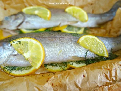 Pieczony pstrąg z czosnkiem, koperkiem i cytryną