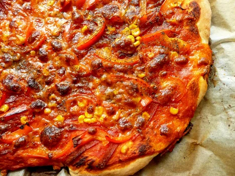 Pizza z papryką i salami
