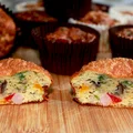 Muffinki śniadaniowe z warzywami, szynką i serem mozzarella