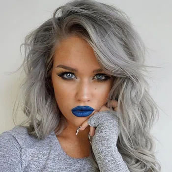Niebieskie usta, siwe włosy