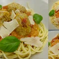Spaghetti z soczystymi pulpecikami w sosie pomidorowym
