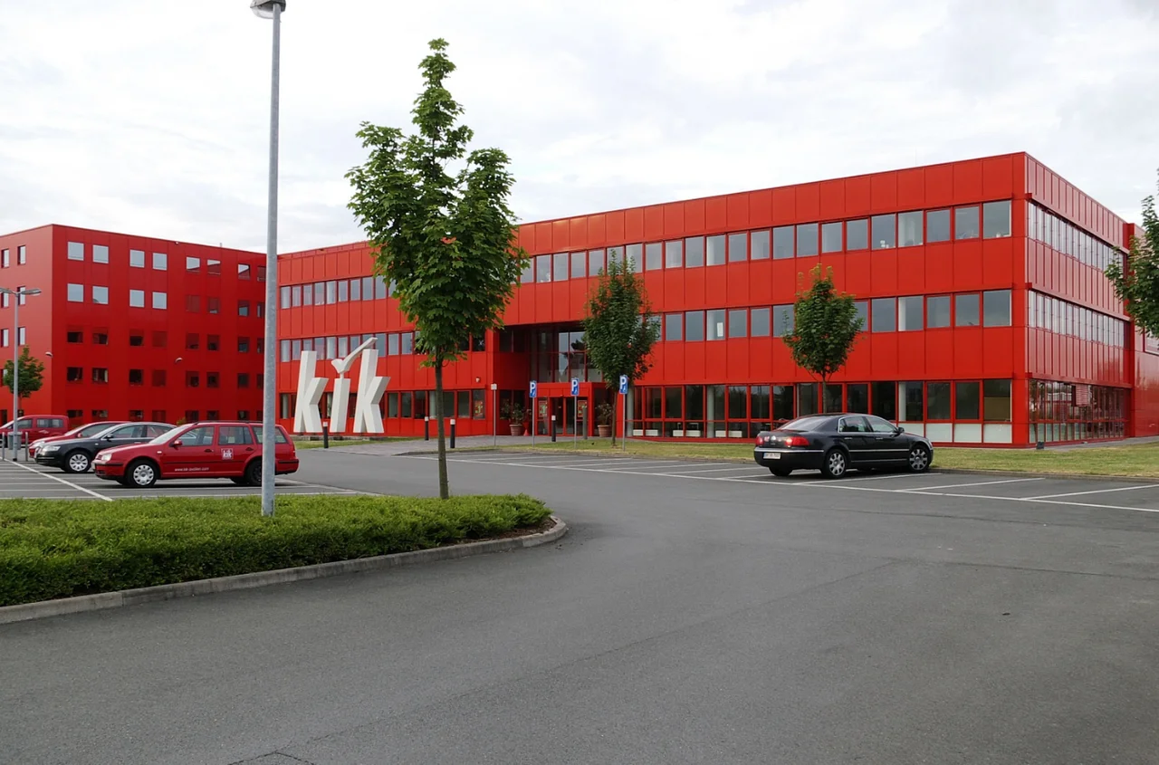 Popularna sieć zmienia strategię i zamyka 300 sklepów! Klienci uwielbiają robić tam zakupy