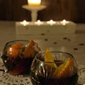 Grzane wino (grzaniec) z goździkami, miodem i pomarańczą