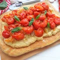 Pizza z hummusem, karmelizowaną cebulką i chutney z pomidorków