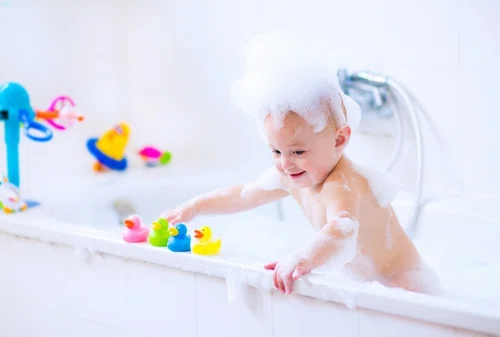 Spraw, aby kąpiel Twojego dziecka była bezpieczna i przyjemna. Poznaj nasze 12 sposobów!