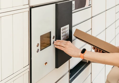 InPost testuje innowacyjne technologie w Polsce! Nowe paczkomaty mogą zmienić rynek dostaw!