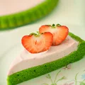 Zielone ciasto z kremem truskawkowym
