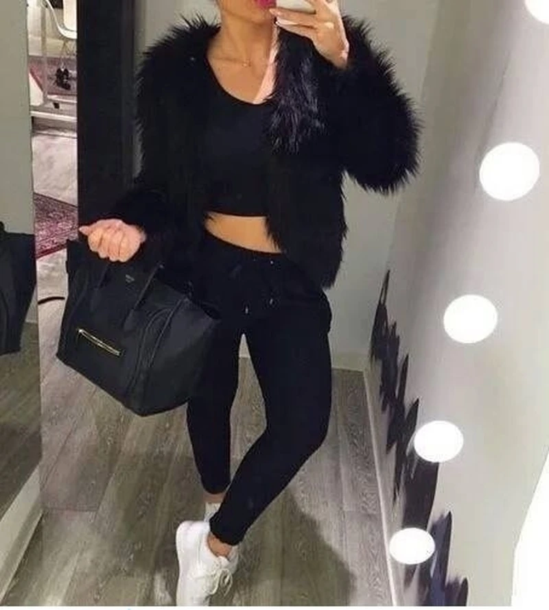 Krótki top, futerko- sportowa elegancja
