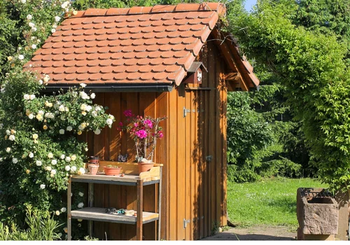 Kontrole wymiarów i odległości na działkach! Nawet 10 tys. zł grzywny za takie altany, szopy i domki narzędziowe