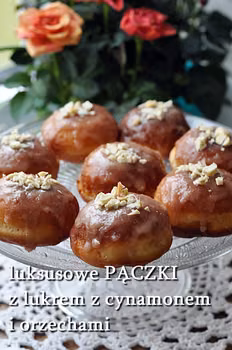 Pączki z lukrem cynamonowym i orzechami