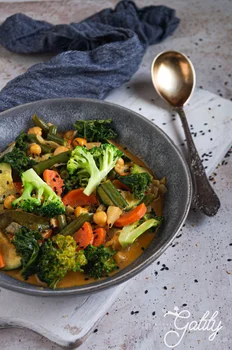 Curry z ciecierzycą i jarmużem