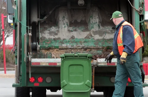 Śmieciowy paraliż w Polsce? Gminy mogą utonąć w odpadach już za kilka miesięcy!
