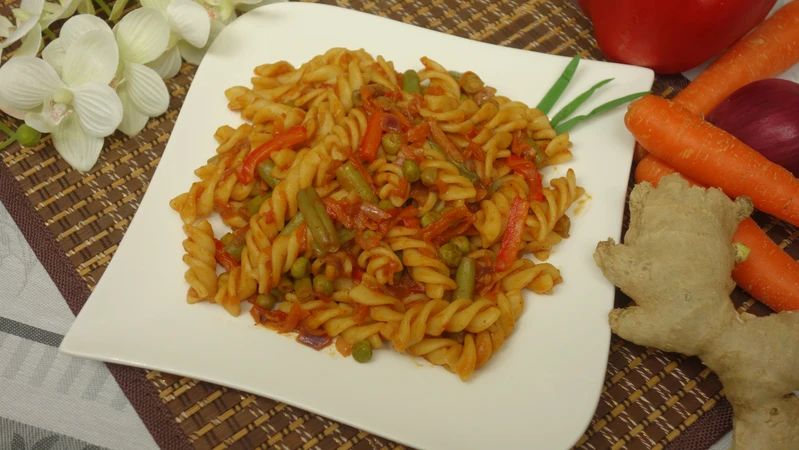 Makaron z warzywami i masala – Indyjskie Smaki