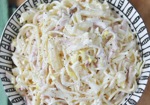 Sałatka z selerem konserwowym, porem, szynką i ananasem