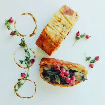 Rolada z chałki nadziewana wątróbką, czerwoną porzeczką i ziołami