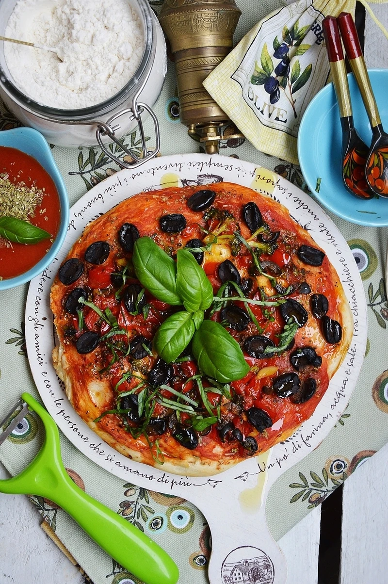 Pizza z czarnymi oliwkami