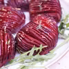 Pieczone buraki Hasselback z masłem czosnkowym