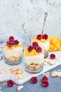 Puszysty deser z mango i malinami