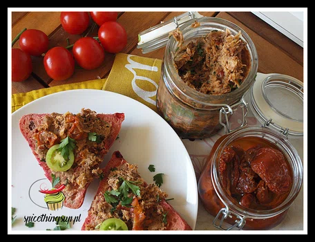 Pasta z wędzonej makreli z suszonymi pomidorami i pasta tagine