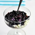 Pudding ryżowy z białą czekoladą i jagodami