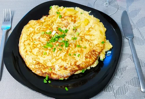 Omlet Hiszpański – pomysł na ziemniaki pozostałe z obiadu