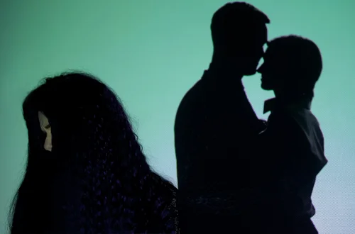 Czy można kochać dwie osoby jednocześnie? Psychologia zdrady emocjonalnej