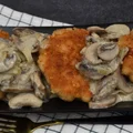 Kotlety drobiowe z sosem pieczarkowym