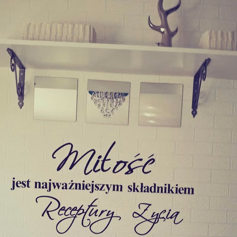ściana nad łóżkiem w sypialni