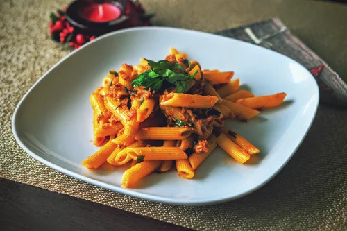 Penne z sosem tuńczykowo-pomidorowym