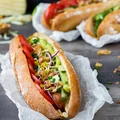 Hot dogi z kiełbaskami warzywami i serem