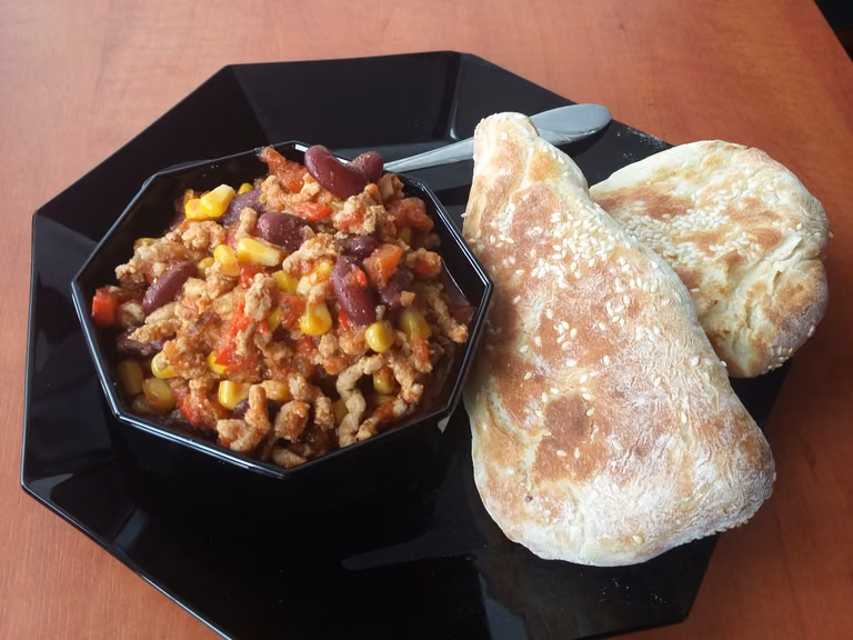 Chili con carne z chlebkami naan