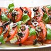 Caprese z oliwkami i bazylią