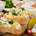 Tego nie dodawaj do pasty jajecznej! Te składniki psują jej smak