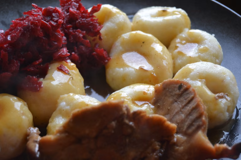 Kluski śląskie ze sztuką mięsa
