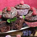 Czekoladowe muffinki z malinami
