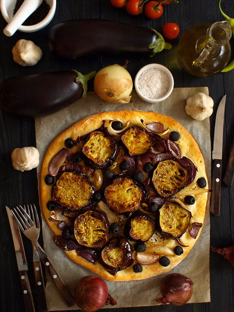 Pizza z bakłażanem i dwoma rodzajami cebuli - przepyszna :)