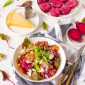 Buraczane gnocchi z szynką parmeńską i parmezanem