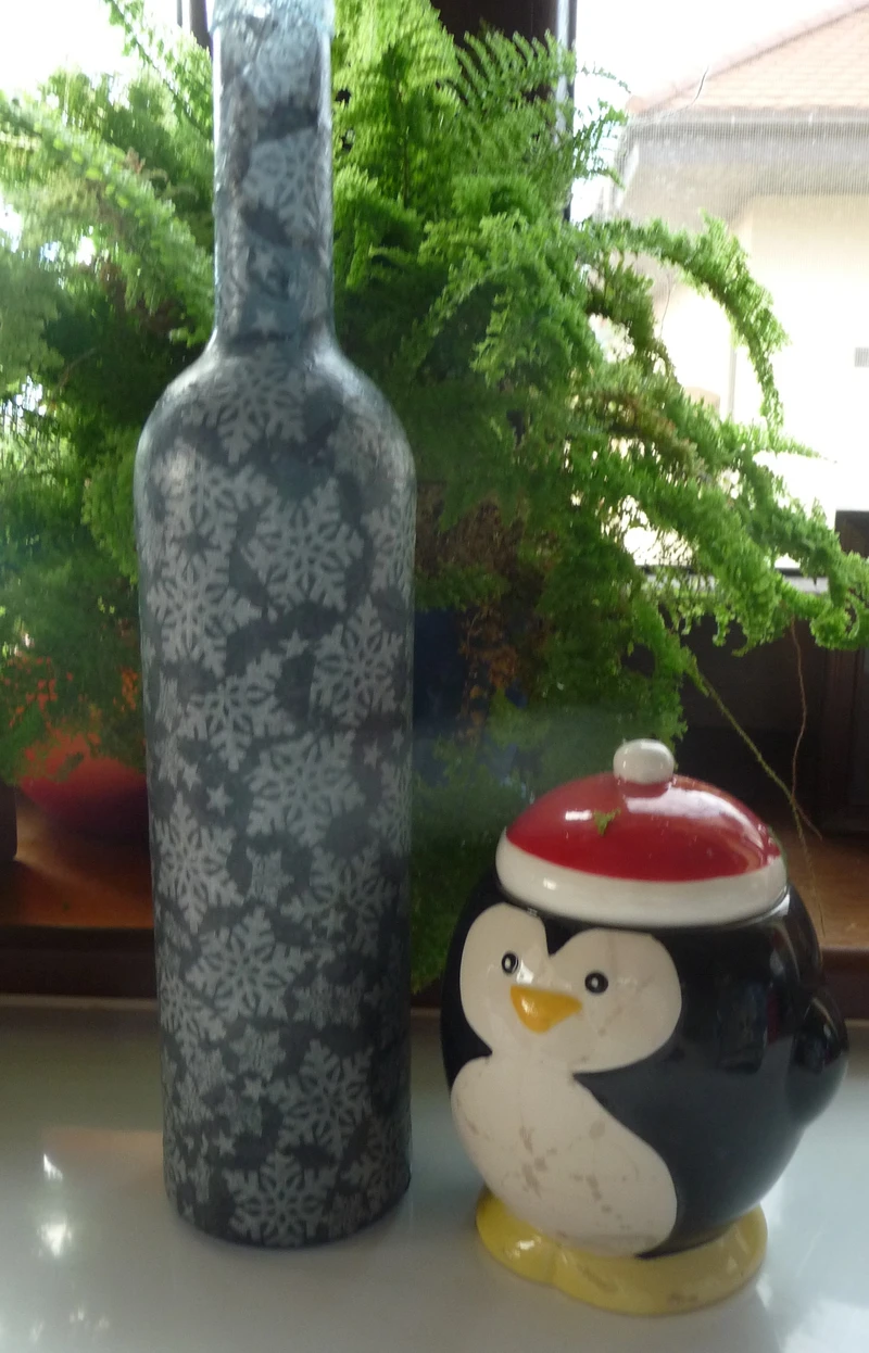 gwiazdkowa butelka decoupage - świecznik lub wazon na choinkowe gałązki