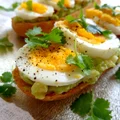Bagietka z guacamole, pomidorem i jajkiem