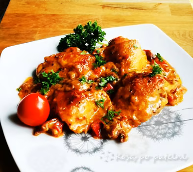Podudzia kurczaka w sosie paprykowo-pomidorowym