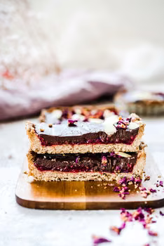 Tarta z czekolada i malinami z różą