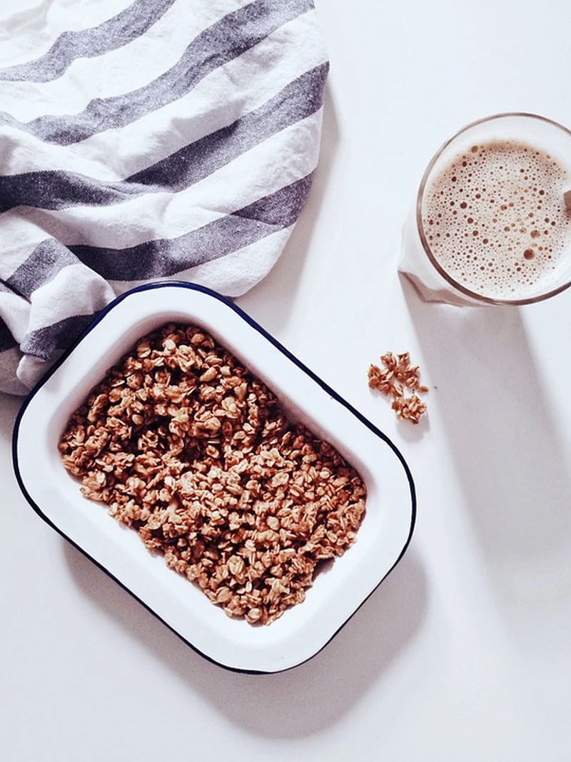 Domowa bezglutenowa granola z masłem orzechowym i quinoa.