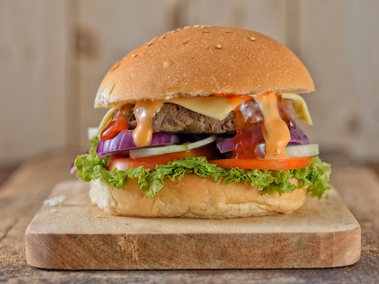 Koniec z wegańskimi burgerami i stekami? Ten kraj wprowadza zakaz