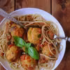 Spaghetti z pulpetami z kaszy jaglanej oraz sosem z bakłażana i pomidorów