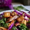 Sałatka z Jarmużem, Kapustą Czerwoną i Tofu