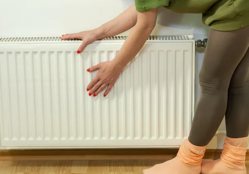 Ustawiłam kanapę z dala od kaloryfera. Mąż myślał, że to bez sensu, dopóki nie zobaczył niższych rachunków!