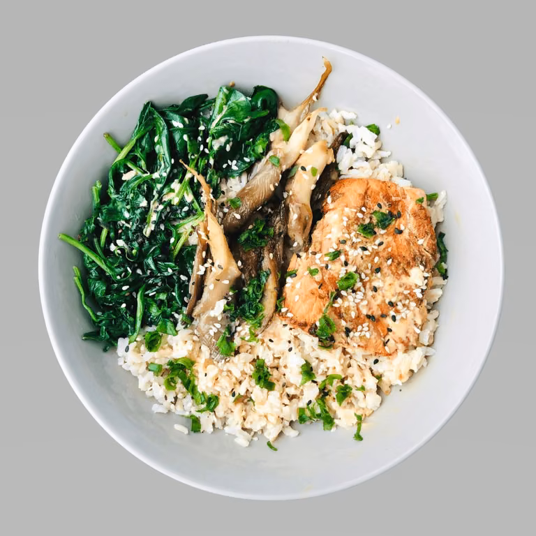Buddha bowl z łososiem, szpinakiem i boczniakami