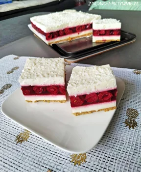 Śmietanowiec z wiśnią w galaretce bez pieczenia