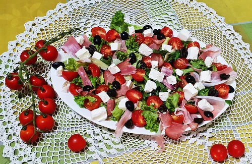 Sałatka z szynką szwardzwaldzką i serem feta