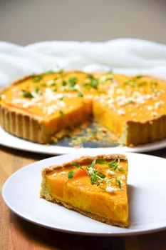 Tarta z pieczoną dynią, fetą i świeżym tymiankiem